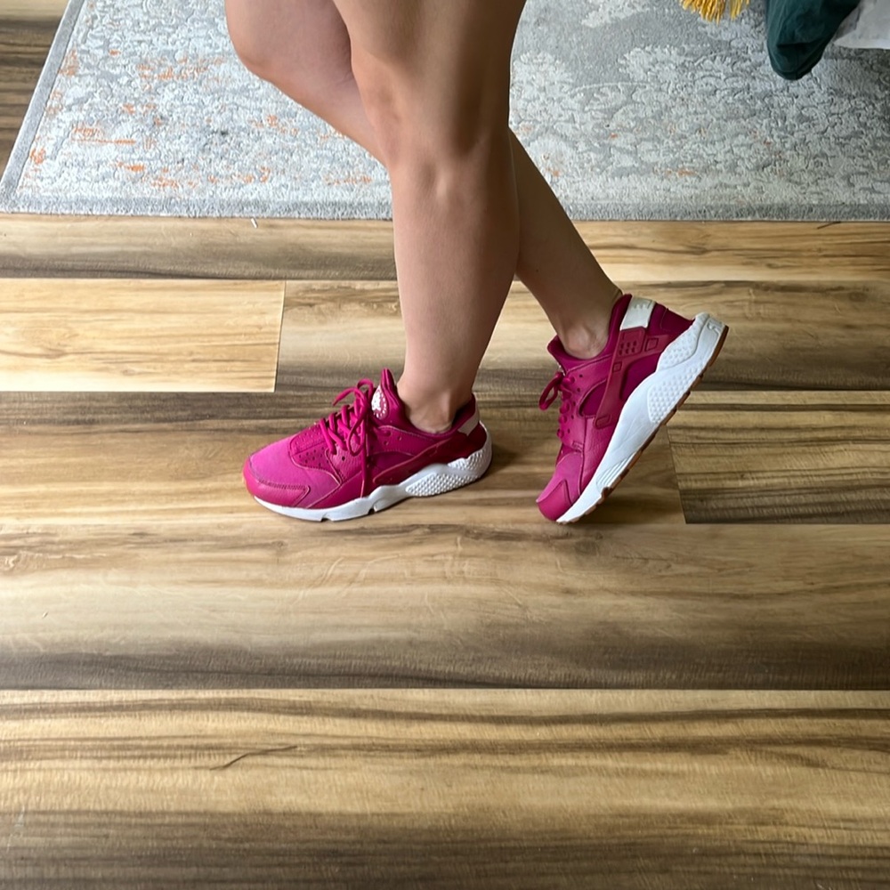 NIKE Huarache Pink‎ and White EUC Women’s 8.5 (fits like 7.5)